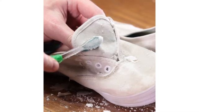 Bring Your White Shoes Back To Life With This Little Trick смотреть онлайн