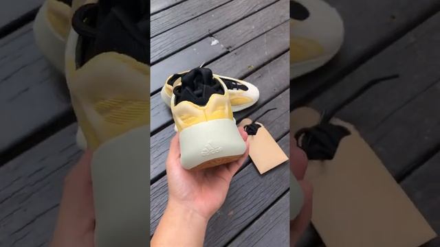 Adidas Yeezy 700 V3 srphym смотреть онлайн