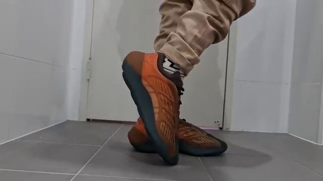 Adidas Yeezy 700 V3 Copper Fade On Feet смотреть онлайн