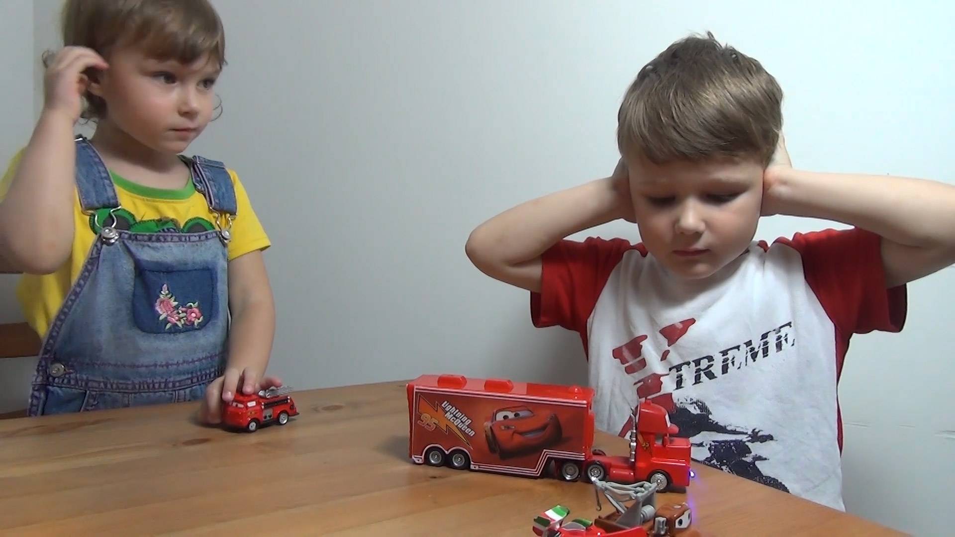 Мы рабы алгоритмов и нейросетей. Распаковка игрушек из мультфильма Тачки. Детский контент 02 смотреть онлайн