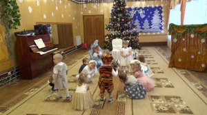 Танец "Зайка серенький сидит" в исполнении детей второй группы раннего возраста №10