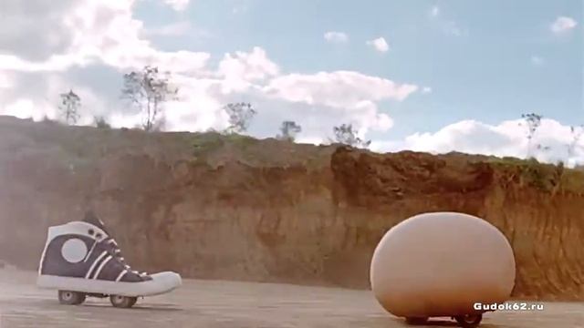 Поджопник кедом Дизель в сельской местности / Diesel Kick Ass Sneakers Countryside HD смотреть онлайн