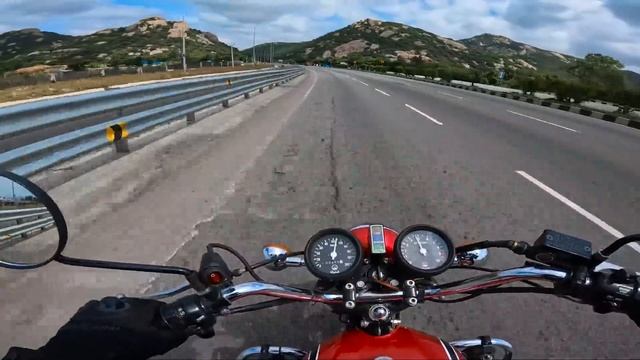 Yamaha RD350 - ലോകത്തെ പേടിപ്പിച്ച ഒരു ബൈക്ക് смотреть онлайн