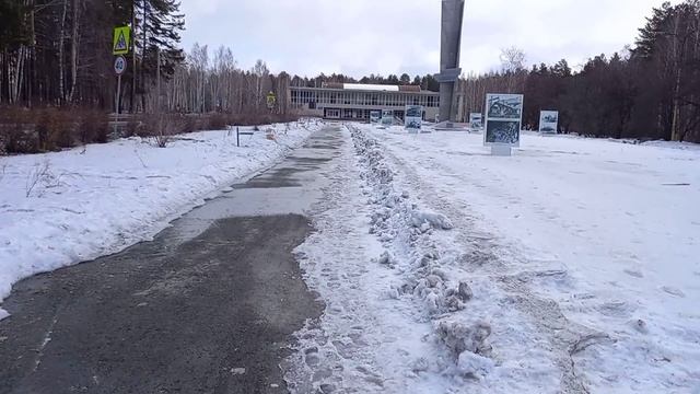Помогаем весне, ломаем лёд на лужах смотреть онлайн