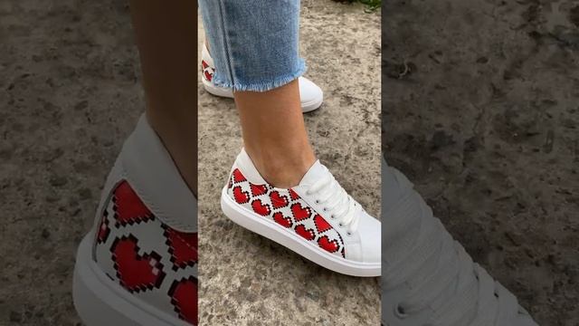 Кеды кожаные белые с красными сердечками (7417). Цена: 56 у.е. смотреть онлайн
