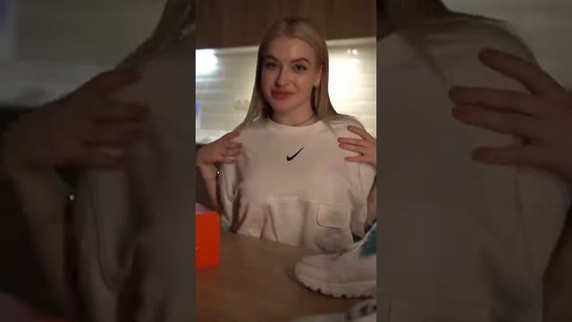 Одевайся в оригинальные бренды с @poizonspace. Ссылка в комментариях 🤍🤭 смотреть онлайн