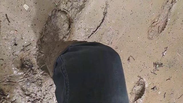 Black rubber boots stuck in deep clay (in mud) смотреть онлайн