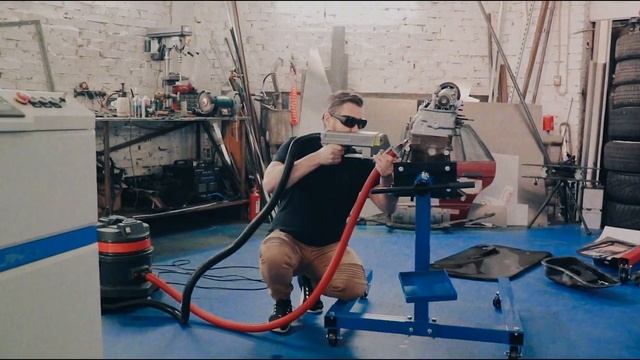 Лазерная очистка мотора от ржавчины и окислов.
