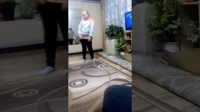 Моя сестра танцует под песню Миланы Гогунских (первое видео) смотреть онлайн