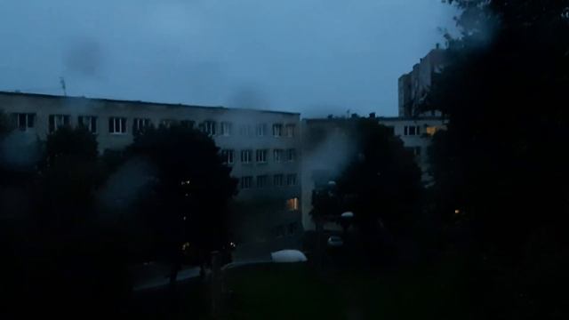 В общаге на 3 этаже был включён телевизор во время грома смотреть онлайн