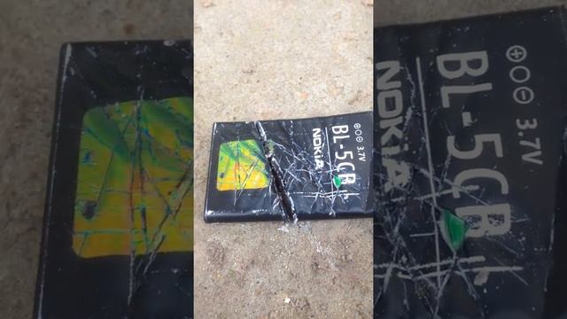 Разрубил батарейку от Nokia. Что будет? смотреть онлайн