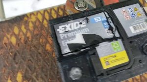 Аккумулятор Exide premium Carbon boost 2.0 . Смотрим, есть ли пробки.