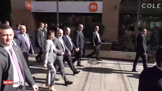 «Դավաճան». քաղաքացին՝ Հյուսիսային պողոտայով քայլող Փաշինյանին смотреть онлайн