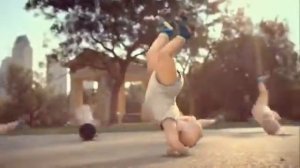 Малыши катаются на роликах / Kids rollerblading