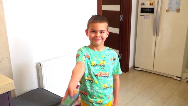 Dima pretend play with Magic TV Remote смотреть онлайн