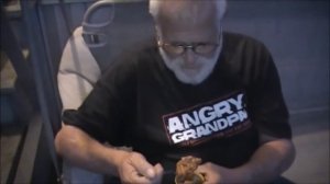 ЗЛОЙ ДЕД пробует кошачий корм