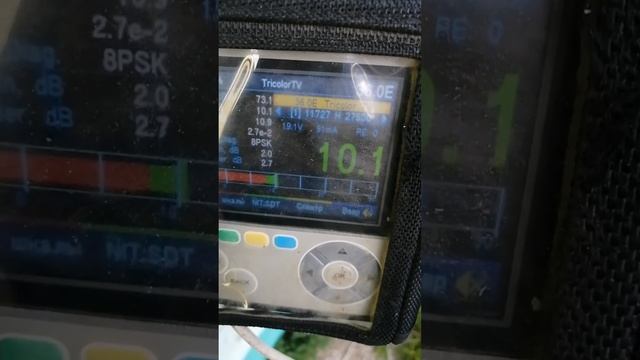 Помехи приему спутникового ТВ Триколор в виде веток дерева и неисправный кабель. смотреть онлайн