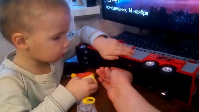 Максим меняет батарейки у машины смотреть онлайн