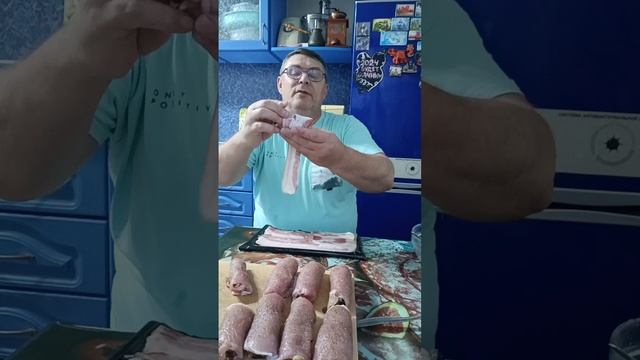 Мясные рулетики из свинины в беконе. смотреть онлайн