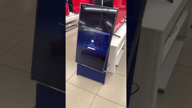 Первый взгляд на вращающийся интерьерный телевизор Samsung The Sero смотреть онлайн