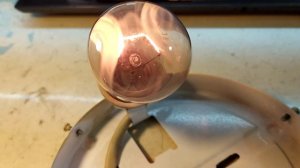 В лампочку накаливания попал воздух