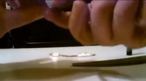 Добываем огонь при помощи фольги и батарейки