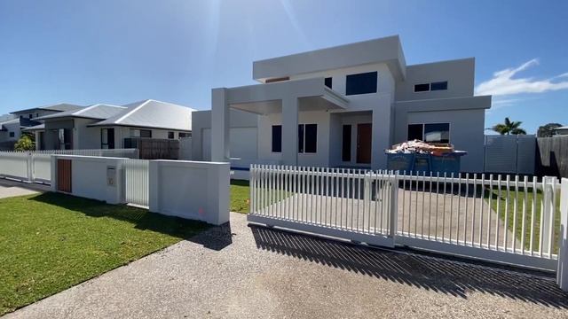 Radiator style Vertical Slatted Fencing and Stacker Sliding gates with motors in Surfmist смотреть онлайн