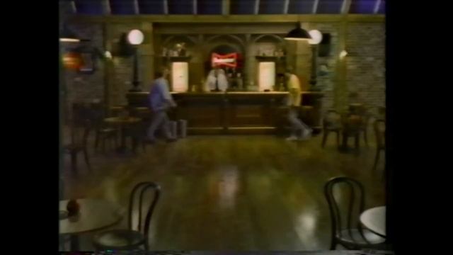 Budweiser 1990 TV Commercial "Paint this Bar, Red, White, and Blue" смотреть онлайн