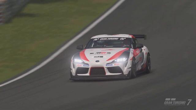 Gran Turismo 7 PS5 - Copa GT Gr.4 - GR Supra Race Car ‘19 - Câmera de TV смотреть онлайн