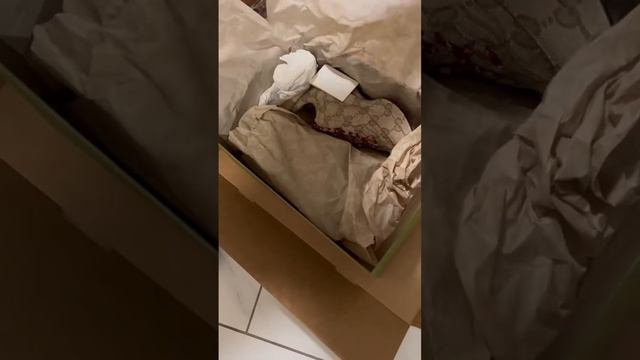 Распаковка кроссовок Gucci смотреть онлайн