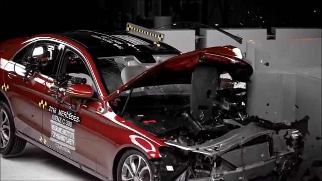 2017 BMW 330i Vs 2016 BENZ C300 撞擊測試/CAR TEST/330I C300撞擊測試 смотреть онлайн