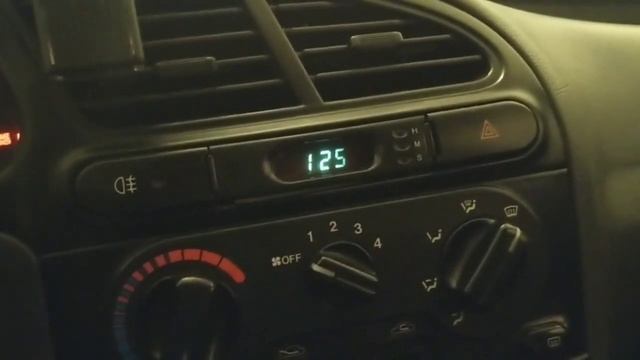 Берет ли зарядку аккумуляторная батарея автомобиля на холостом ходу? (замер напряжения до и после)