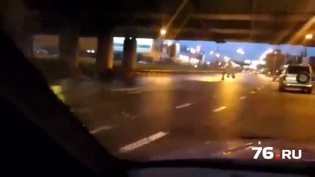 В Ярославле топорами вырубают разметку смотреть онлайн