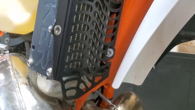 Unabiker Radiator Guard Features смотреть онлайн