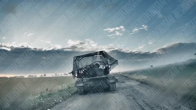 Работа оператора FPV-дрона ВС РФ на оптическом волокне по Т-64БВ ВСУ в Курской области. смотреть онлайн