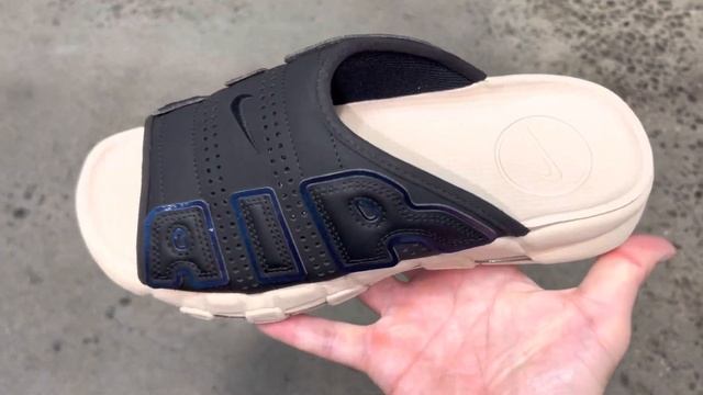 Nike Air More Uptempo Slides Black Sanddrift Iridescent смотреть онлайн