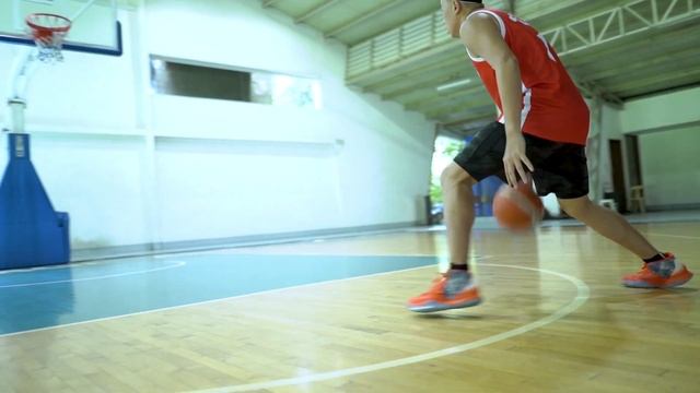KYRIE 6 or CURRY 7? Battle of the guards!! смотреть онлайн