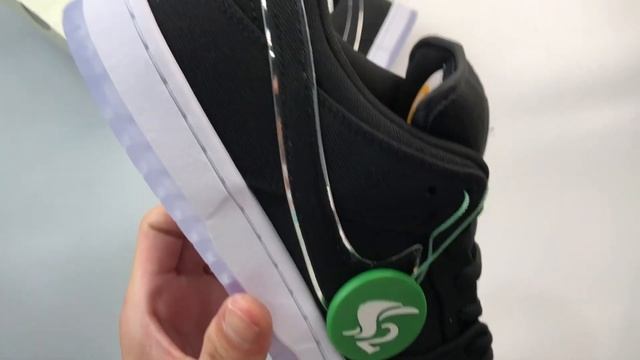 Eminem x Carhartt x Nike SB Dunk Black White смотреть онлайн