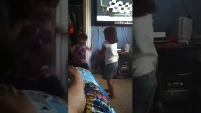 Little girl fight 😂 смотреть онлайн