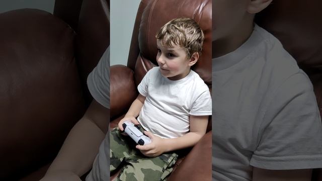 Сижу на троне и играю в Astro Bot PS5 на огромном экране смотреть онлайн