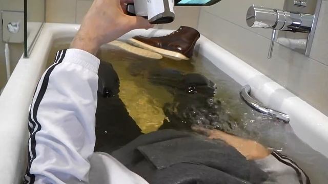 brand new UGG goes in water смотреть онлайн