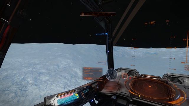 Elite Dangerous мой полёт над небольшой ледяной планеткой с кольцом