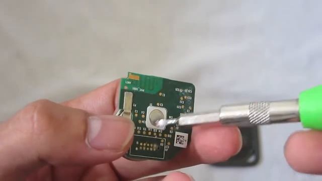 Tile Sport Bluetooth Tracker Teardown смотреть онлайн