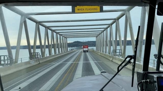 Kenworth W900L Разгрузка в Port Angeles И загрузка на магистрали (freeway) I-5