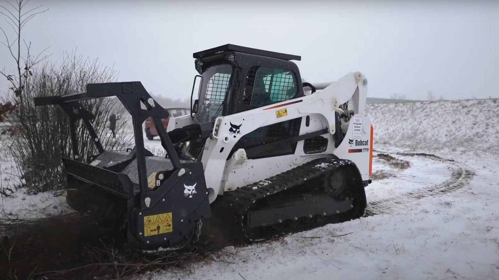 Валим лес минипогрузчиком. Работа Bobcat T770. Мульчер, Грейдер, Дровокол S550. ОТЗЫВ покупателя смотреть онлайн