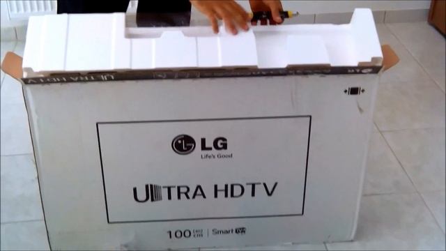 LG 40UB800V Unpacking
