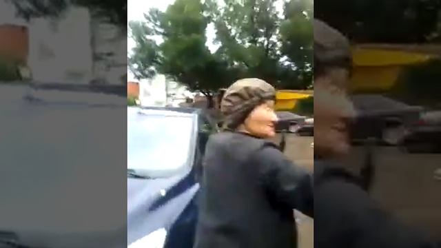 Зачем некоторые бабушки лазают по помойкам ? смотреть онлайн
