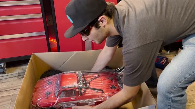 Arrma Outcast 8s unboxing (IT'S HUGE!) смотреть онлайн