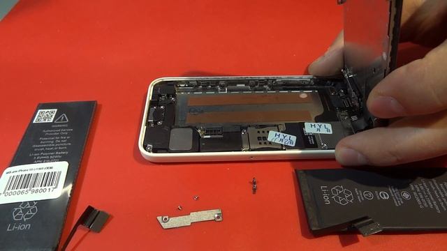 iPhone 5c - меняем АКБ смотреть онлайн