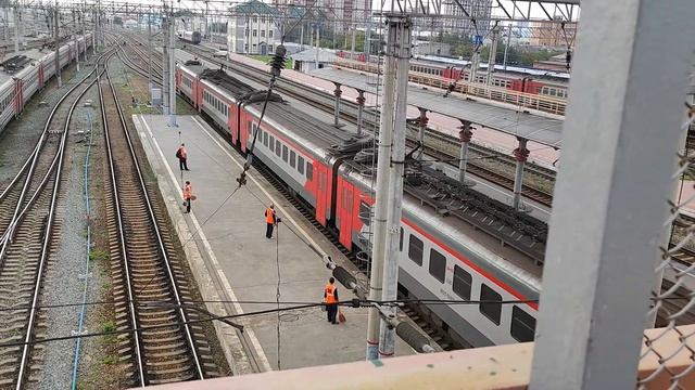 Электропоезд ЭП2Д-0093 прибывает на станцию Новосибирск-Главный смотреть онлайн